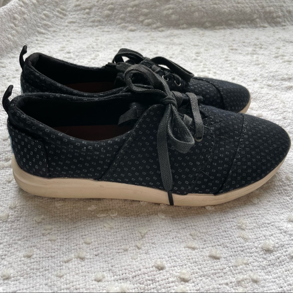 Toms tennis shoes 7.5